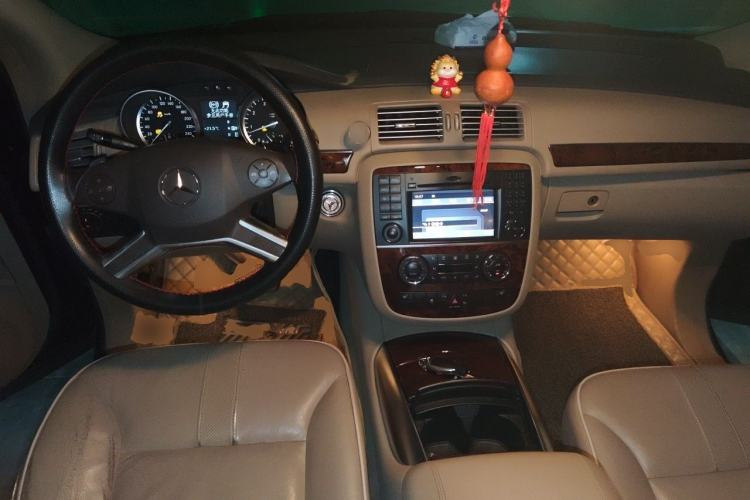 Used Mercedes-Benz R-Class 2011 R 350 L 4MATIC Center Console