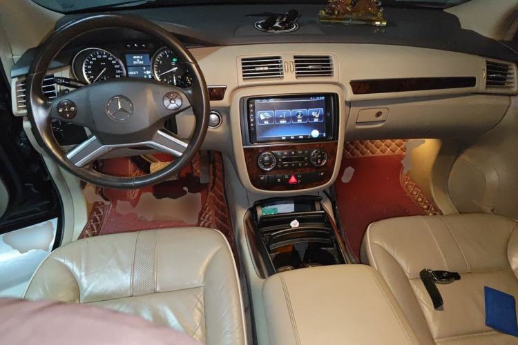Used Mercedes-Benz R-Class 2011 R 350 L 4MATIC Center Console