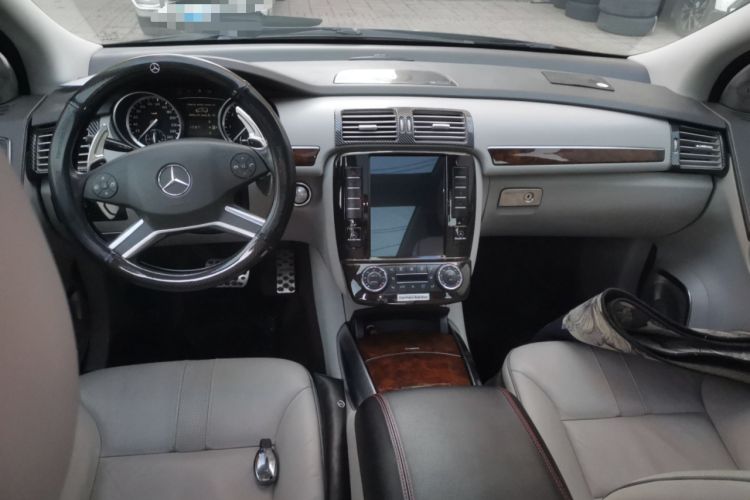 Used Mercedes-Benz R-Class 2011 R 350 L 4MATIC Center Console