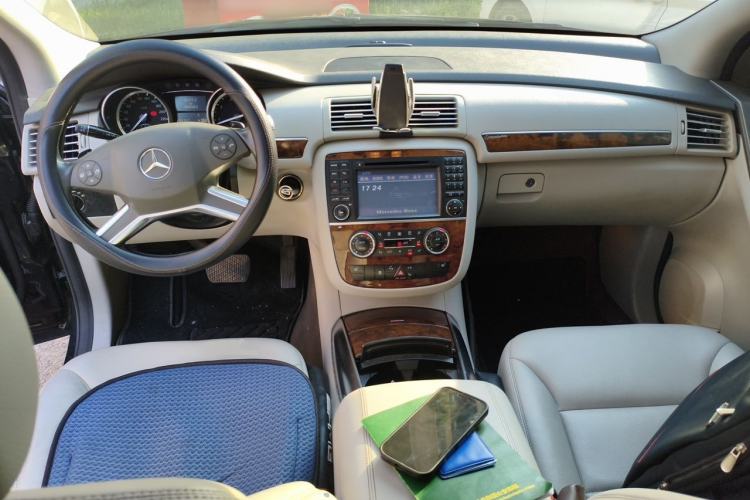 Used Mercedes-Benz R-Class 2011 R 300 L Business Model Center Console