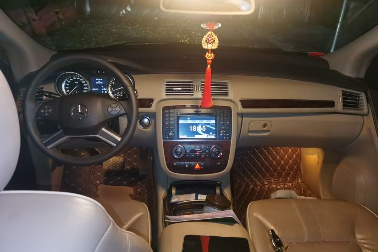 Used Mercedes-Benz R-Class 2011 R 350 L 4MATIC Center Console