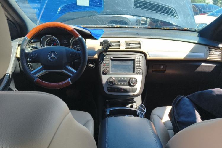 Used Mercedes-Benz R-Class 2011 R 300 L Business Model Center Console