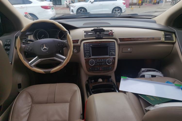 Used Mercedes-Benz R-Class 2011 R 350 L 4MATIC Center Console
