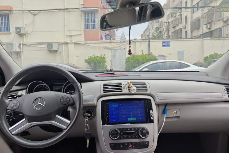 Used Mercedes-Benz R-Class 2011 R 300 L Business Model Center Console