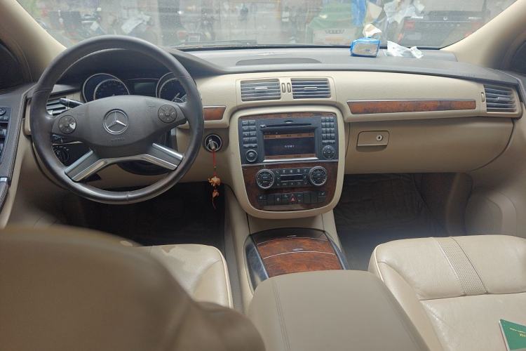 Used Mercedes-Benz R-Class 2011 R 300 L Luxury Model Center Console
