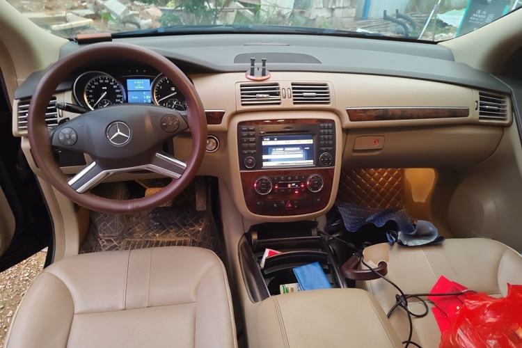 Used Mercedes-Benz R-Class 2011 R 350 L 4MATIC Center Console