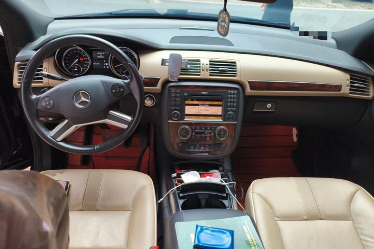Used Mercedes-Benz R-Class 2011 R 350 L 4MATIC Center Console