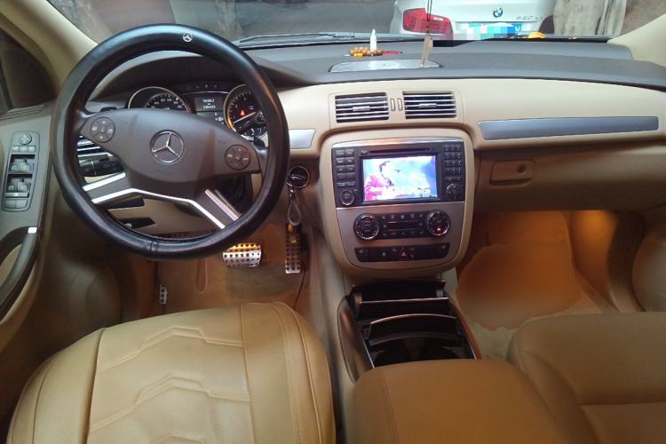 Used Mercedes-Benz R-Class 2011 R 300 L Business Model Center Console