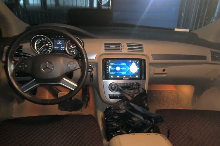 Used Mercedes-Benz R-Class 2011 R 300 L Business Model Center Console