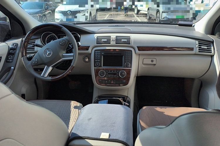 Used Mercedes-Benz R-Class 2011 R 350 L 4MATIC Center Console