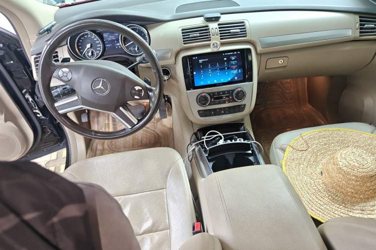 Used Mercedes-Benz R-Class 2011 R 300 L Business Model Center Console