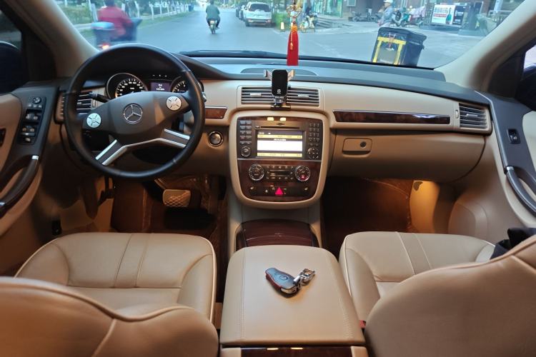 Used Mercedes-Benz R-Class 2011 R 350 L 4MATIC Center Console