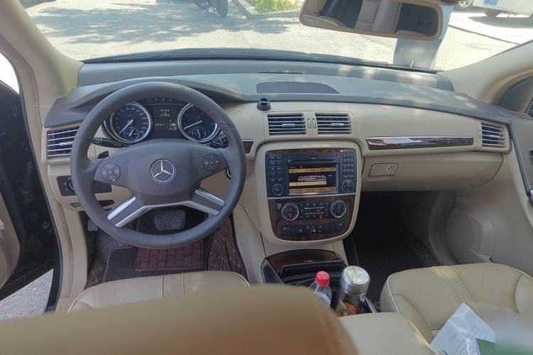 Used Mercedes-Benz R-Class 2011 R 350 L 4MATIC Center Console