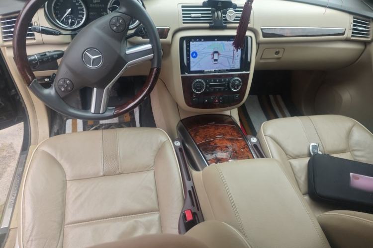 Used Mercedes-Benz R-Class 2011 R 350 L 4MATIC Center Console