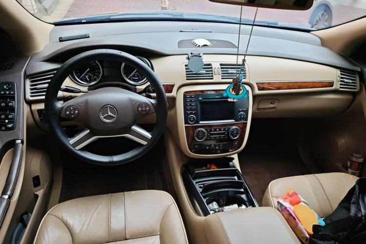 Used Mercedes-Benz R-Class 2011 R 350 L 4MATIC Center Console
