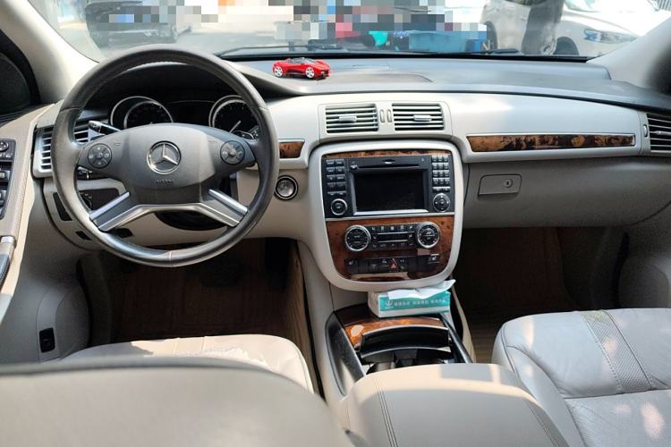 Used Mercedes-Benz R-Class 2011 R 350 L 4MATIC Center Console