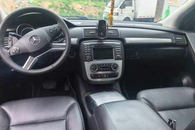 Used Mercedes-Benz R-Class 2011 R 300 L Business Model Center Console