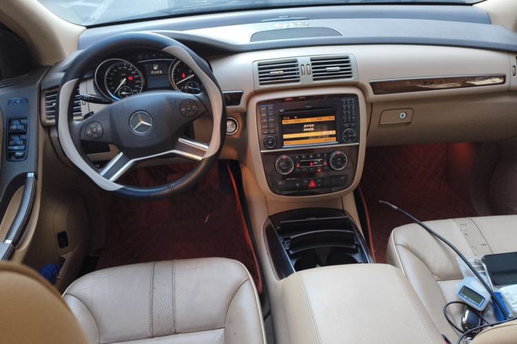 Used Mercedes-Benz R-Class 2011 R 350 L 4MATIC Center Console