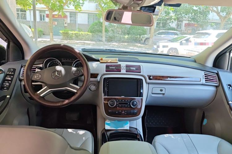Used Mercedes-Benz R-Class 2011 R 350 L 4MATIC Center Console