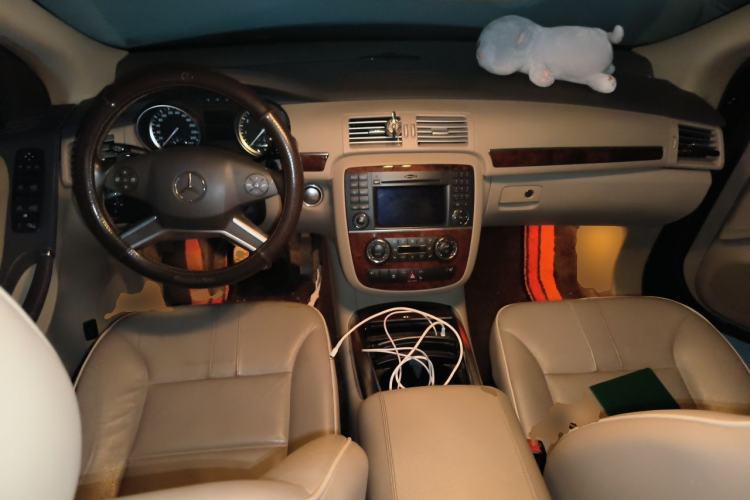 Used Mercedes-Benz R-Class 2011 R 350 L 4MATIC Center Console