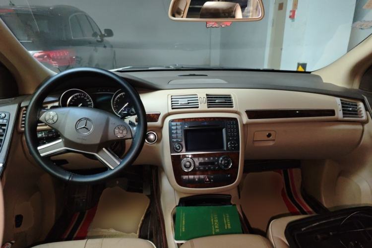 Used Mercedes-Benz R-Class 2011 R 350 L 4MATIC Center Console