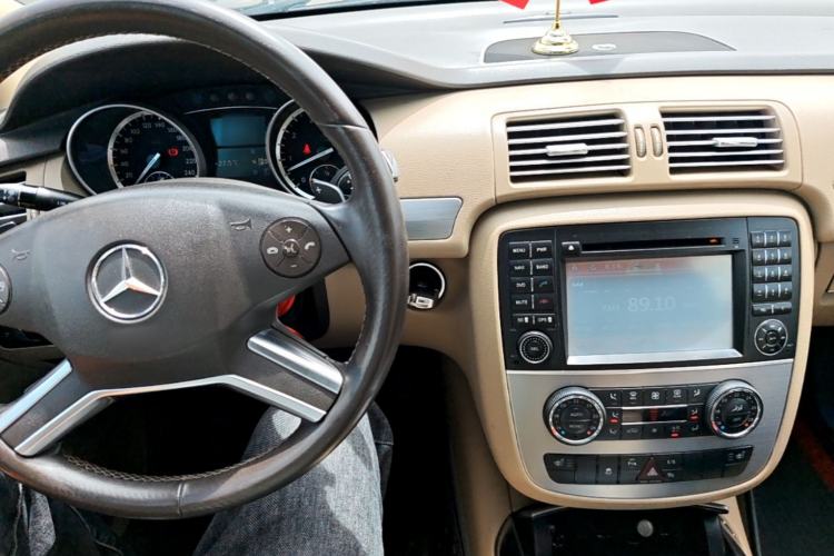 Used Mercedes-Benz R-Class 2011 R 300 L Business Model Center Console