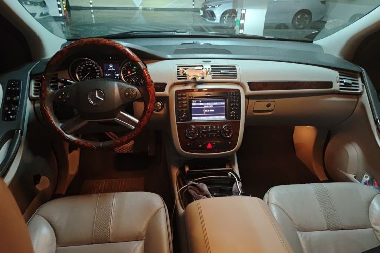 Used Mercedes-Benz R-Class 2011 R 350 L 4MATIC Center Console