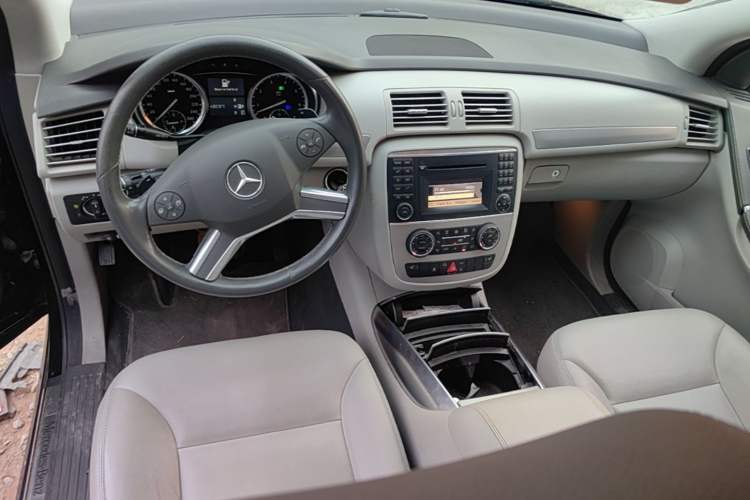 Used Mercedes-Benz R-Class 2011 R 300 L Business Model Center Console