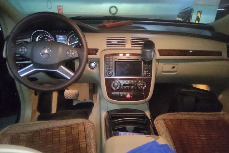 Used Mercedes-Benz R-Class 2011 R 350 L 4MATIC Center Console