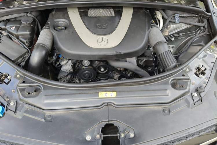 Used Mercedes-Benz R-Class 2011 R 300 L Business Model Engine Bay