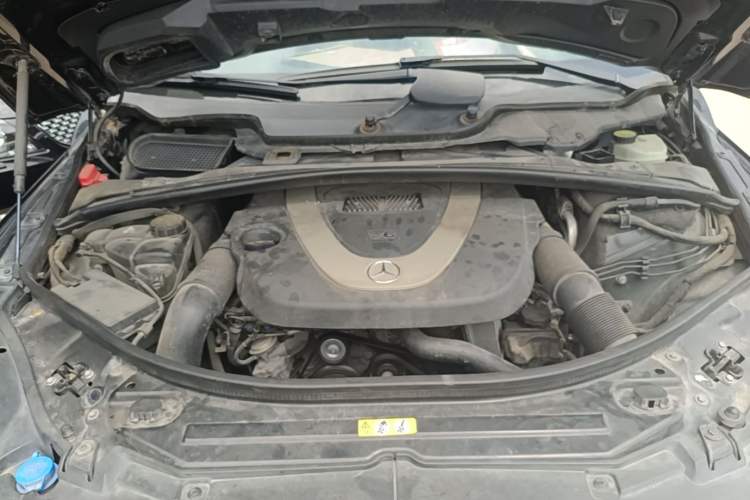 Used Mercedes-Benz R-Class 2011 R 300 L Business Model Engine Bay