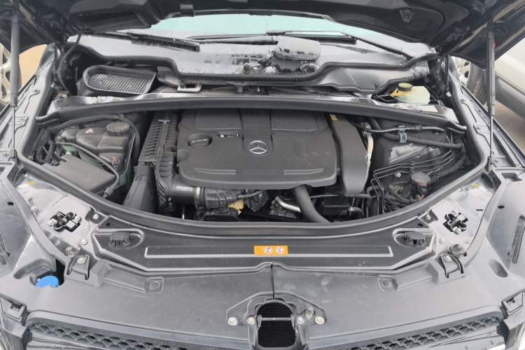 Used Mercedes-Benz R-Class 2011 R 350 L 4MATIC Engine Bay