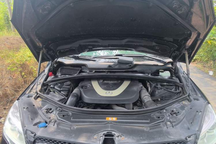 Used Mercedes-Benz R-Class 2011 R 300 L Business Model Engine Bay