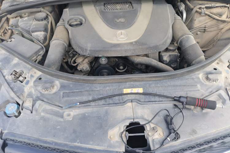 Used Mercedes-Benz R-Class 2011 R 300 L Business Model Engine Bay