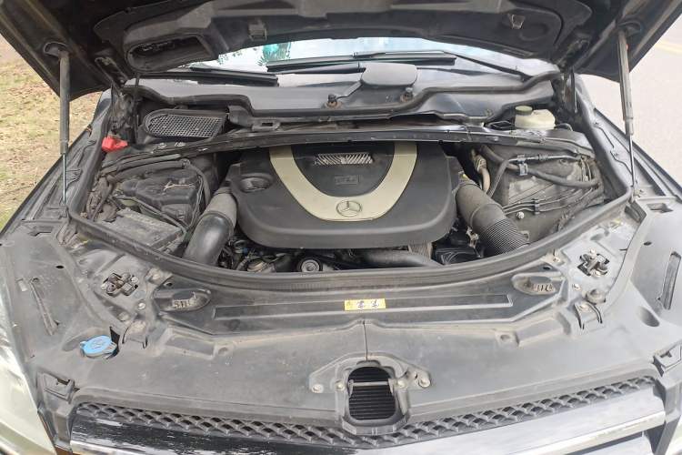 Used Mercedes-Benz R-Class 2011 R 300 L Business Model Engine Bay