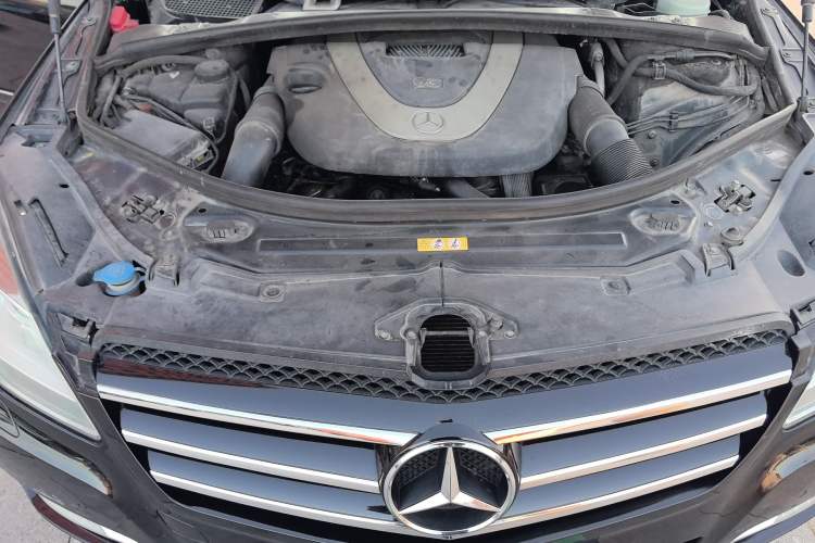 Used Mercedes-Benz R-Class 2011 R 300 L Business Model Engine Bay