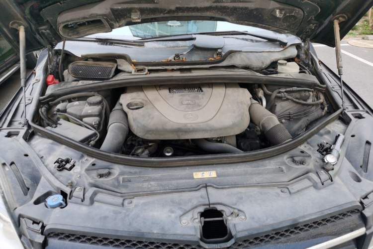Used Mercedes-Benz R-Class 2011 R 300 L Business Model Engine Bay
