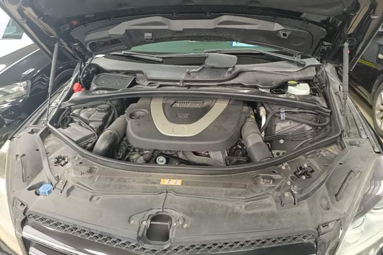 Used Mercedes-Benz R-Class 2011 R 300 L Business Model Engine Bay