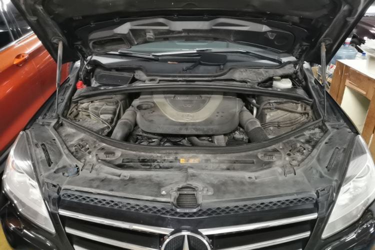 Used Mercedes-Benz R-Class 2011 R 300 L Business Model Engine Bay