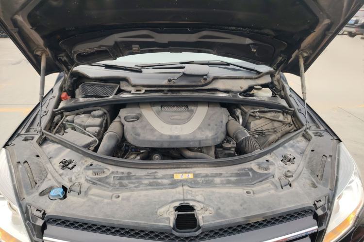 Used Mercedes-Benz R-Class 2011 R 300 L Business Model Engine Bay