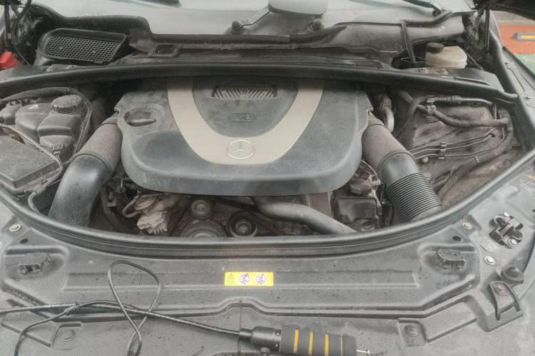 Used Mercedes-Benz R-Class 2011 R 300 L Business Model Engine Bay