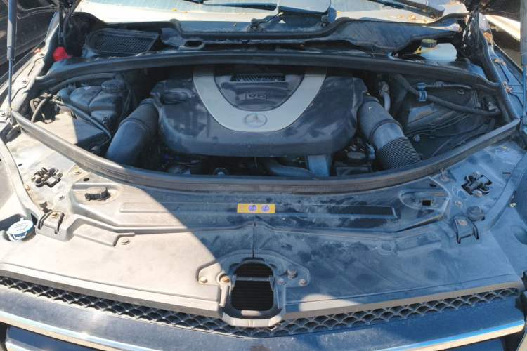 Used Mercedes-Benz R-Class 2011 R 300 L Business Model Engine Bay