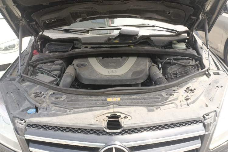 Used Mercedes-Benz R-Class 2011 R 300 L Business Model Engine Bay
