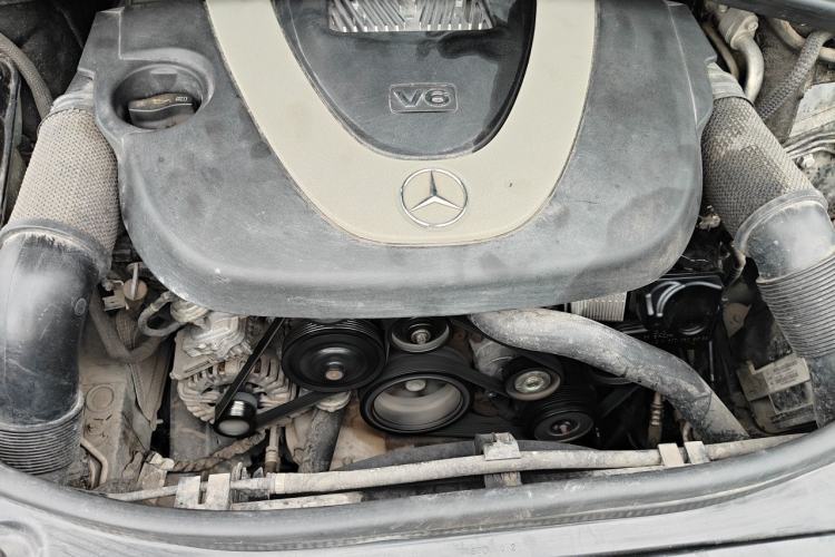 Used Mercedes-Benz R-Class 2011 R 300 L Business Model Engine Bay