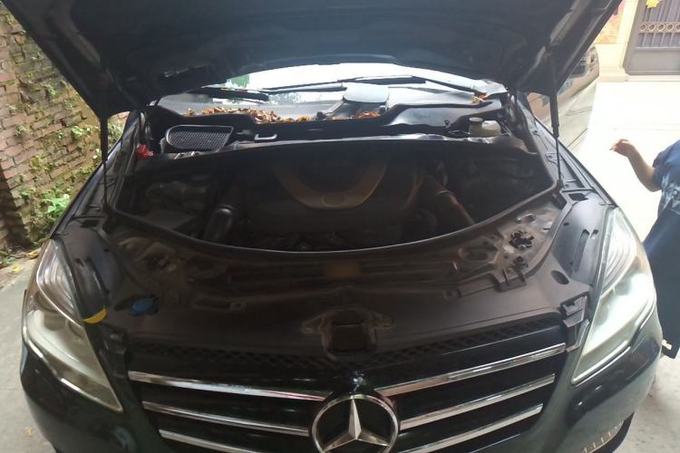 Used Mercedes-Benz R-Class 2011 R 300 L Business Model Engine Bay