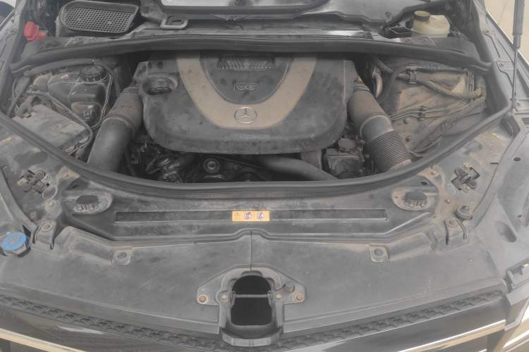Used Mercedes-Benz R-Class 2011 R 300 L Business Model Engine Bay