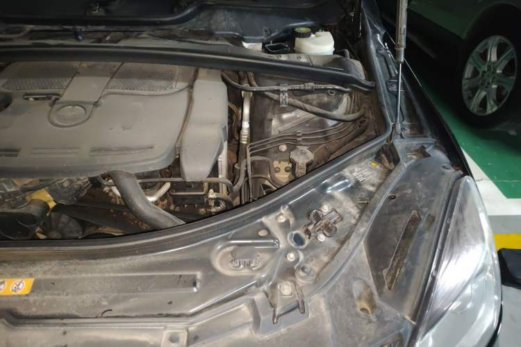 Used Mercedes-Benz R-Class 2011 R 350 L 4MATIC Engine Bay Left