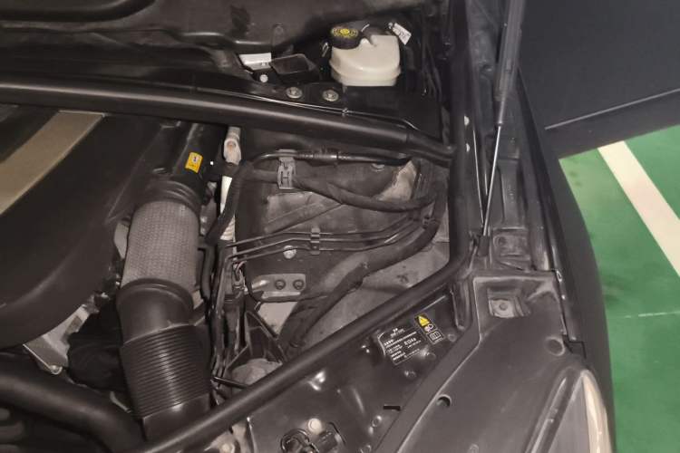 Used Mercedes-Benz R-Class 2011 R 350 L 4MATIC Engine Bay Left