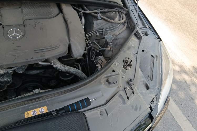 Used Mercedes-Benz R-Class 2011 R 350 L 4MATIC Engine Bay Left
