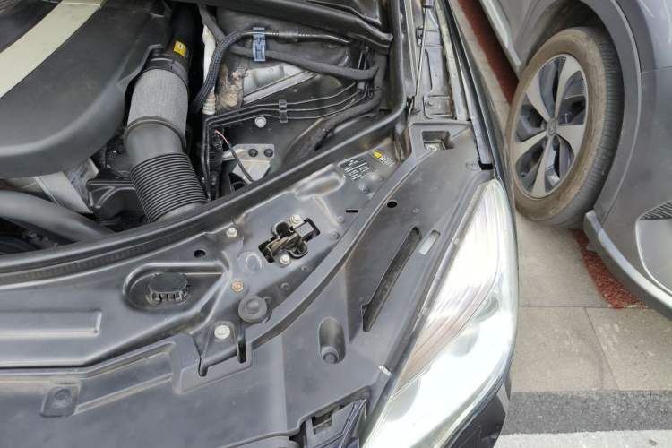 Used Mercedes-Benz R-Class 2011 R 300 L Business Model Engine Bay Left